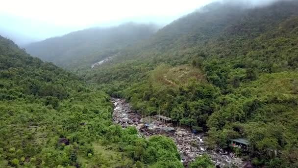 Flycam Muove Vicino Fiume Montagna Con Tombe Cimiteriali Tra Rocce — Video Stock