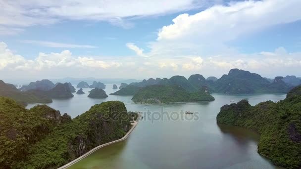 高鸟瞰宁静的下龙湾与大和小的绿色丘陵下蓝天白云 — 图库视频影像