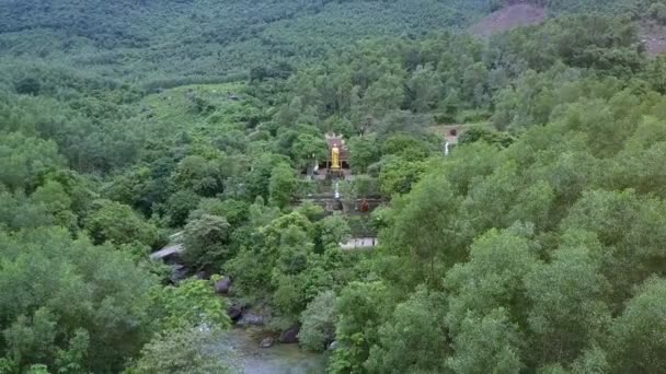 Vista Aérea Gran Estatua Buda Pie Oro Cerca Del Antiguo — Vídeo de stock