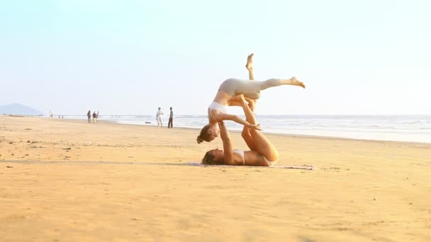 Гоа Индия Декабря 2012 Довольно Тонкие Девушки Выполняют Акробатическую Позу — стоковое видео