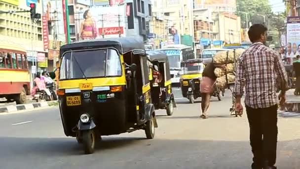 Trivandrum Kerala Indie Kwiecień 2012 Zajęty Indian Ulicy Motocykli Riksze — Wideo stockowe