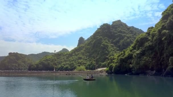 Vista Superiore Persone Barca Fila Riva Del Lago Diga Separata — Video Stock