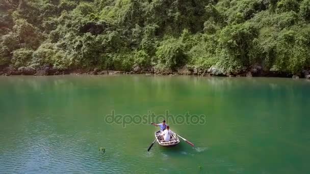 无人驾驶飞机上空的女孩划船与盖伊在著名的海湾哈自拍附近的精彩湖 — 图库视频影像