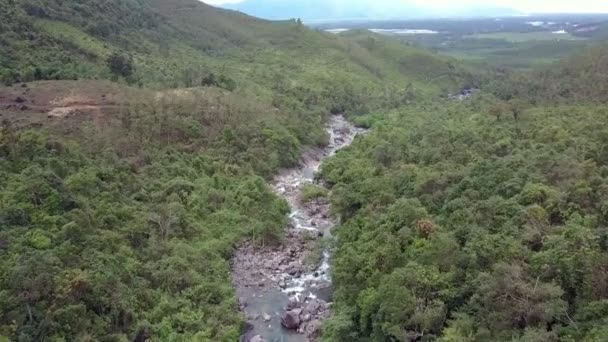 Flycam Рухається Повільно Над Вузькою Гірською Річкою Проходить Між Скелястими — стокове відео