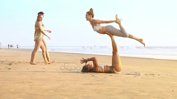 Goa India Diciembre 2012 Niñas Entrenadas Transforman Aviones Pose Yoga — Vídeos de Stock