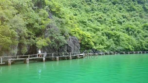 Drone Gira Alrededor Joven Pie Puente Cerca Acantilado Alto Con — Vídeos de Stock