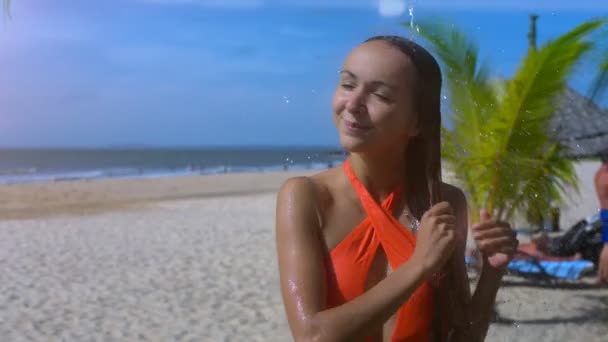Крупним Планом Усміхнена Дівчина Помаранчевому Купальнику Приймає Душ Пляжі Під — стокове відео