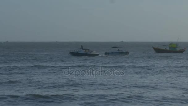 Coraggiose Barche Motore Navigano Lungo Baia Dell Oceano Con Onde — Video Stock