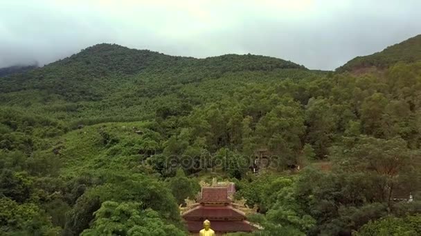 Dron Baja Hermoso Oro Pie Estatua Buda Cerca Del Antiguo — Vídeo de stock