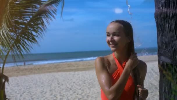 Närbild Flicka Orange Baddräkt Leenden Tvättar Långt Hår Sött Vatten — Stockvideo