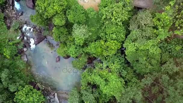 Drone Omhoog Toont Smalle Berg Rivier Met Rotsen Doorkruist Door — Stockvideo