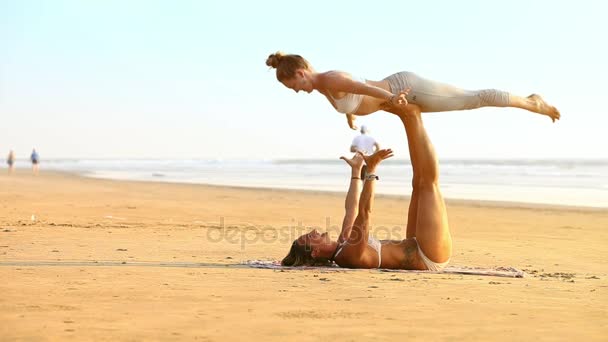 サイド ビュー強い女性がゴアで 日ウェット ビーチに沿って実行しているスポーツマンに対する平面と呼ばれるヨガのポーズを保持するゴア インド 2012 — ストック動画