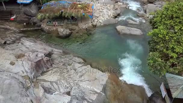 Вид Повітря Красива Гірська Річка Великими Каменями Берегах Пара Сидить — стокове відео