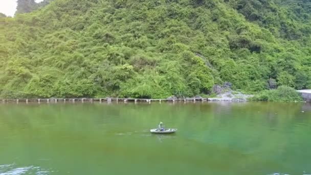Hombre Vista Cercana Barco Remos Sombrero Nacional Contra Puente Madera — Vídeo de stock
