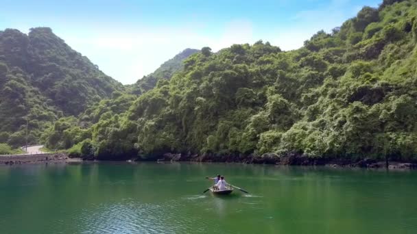 Avión Tripulado Vuela Sobre Gente Barco Navegando Lago Famoso Lugar — Vídeo de stock