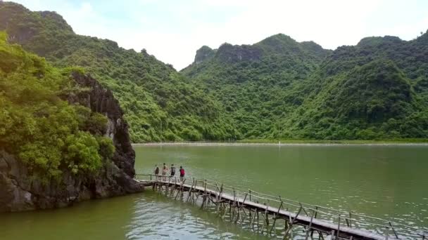 Turisti Piedi Sul Ponte Legno Attraverso Baia Poco Profonda Isola — Video Stock