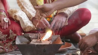 şömine özel pot arıtma ayin yeni evliler karşı önce yukarıda closeup yerel kadın tohumları atar