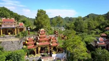 dron modern şehir sahil woods arasında hızlı harika eski Budist tapınağı üzerinde uçuyor