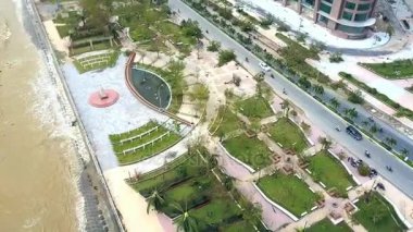 modern bina geçmiş harika park ve araç sürücüsüne tarafından tayfun kırık panorama ağaçlar yalan