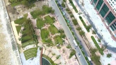 üst görünüm avuç içi ile modern bina geçmiş yoğun trafik içinde tropikal park ve okyanus götürmek kasırga tarafından kırık kapatın