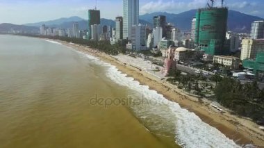 şaşırtıcı panorama resort şehir sahil sarı deniz ve plaj tayfun dağlar karşı sonra otel binaları ile