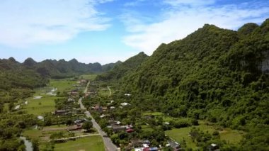 uçağı kaldırır ve büyük dağlar arasında Vadisi'nde güzel panoramik manzarası Asya kasaba gösterir