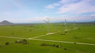 üst panorama yavaş yavaş dönen Rüzgar türbinleri satırda mavi gökyüzü bulutlu Yeşil Vadi