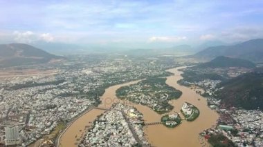 sınırsız mavi gökyüzü altında uzak tepeleri karşı her iki nehir kıyısında bulunan üst panorama büyük resort şehir