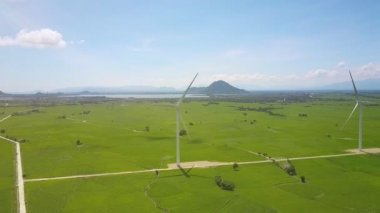 harika hava görünümünü modern rüzgâr türbinleri arasında mavi gökyüzü dağ ve bay karşı geniş Yeşil Vadi