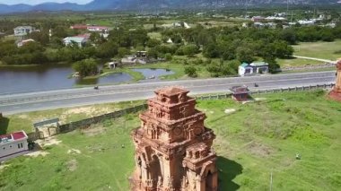 fantastik hava görünümünü eski Budistler kilise kalıntıları yakın göl güneşli karayoluyla köyün arsa üzerinde