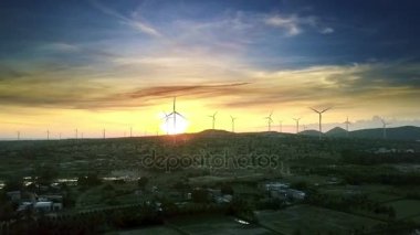 fantastik panorama uzak rüzgar türbini kuleleri unreal günbatımı manzarası ve ön plan üzerinde koyu küçük göller