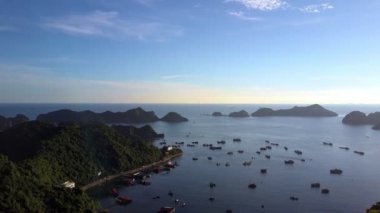 Drone kayalık adalar ve günbatımı karşı ahşap tekneler ile muhteşem panoramik sakin defne gösterir