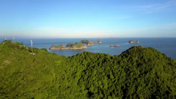 Camera Flies Slowly Old Mountain Covered Jungle Quiet Sea Steep — Stock Video