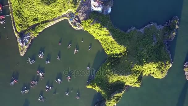 Drone Ruota Sopra Isola Verde Con Tramonto Colline Soleggiate Ombreggiate — Video Stock