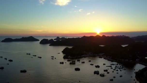 Mooie Luchtfoto Eilanden Traditionele Boten Donkere Silhouetten Oceaan Baai Tegen — Stockvideo