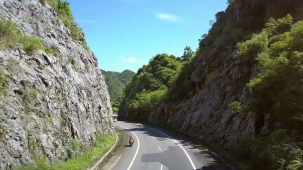 Drone Flies Modern Road Large Steep Rocks Shows Pictorial Green — Stock Video