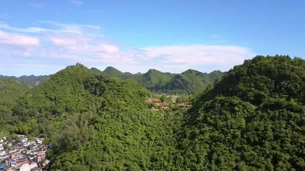 Drone Déplace Ancien Complexe Temple Bouddhiste Parmi Les Collines Verdoyantes — Video