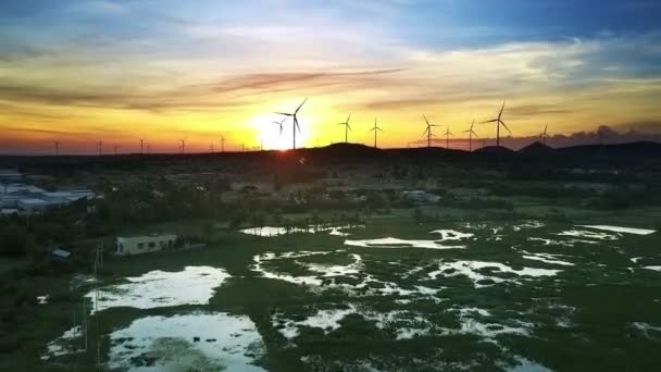 Панорама Нових Чистих Енергетичних Вітрових Турбін Красивому Заході Сонця Малих — стокове відео