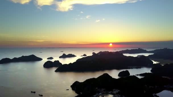 ドローン パノラマ洋々 たる大海湾夕日と Sun のディスクで岩だらけの島のシルエットと雲の後ろから外を見てください — ストック動画