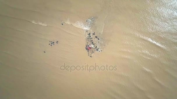 Vista Aérea Alta Olas Tranquilas Con Crestas Espumosas Boulder Lavado — Vídeos de Stock