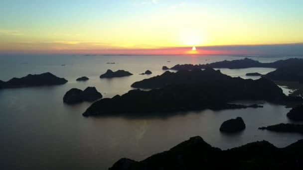 Flycam Fantastisch Uitzicht Rotsachtig Eiland Donkere Silhouetten Zee Baai Zonsondergang — Stockvideo