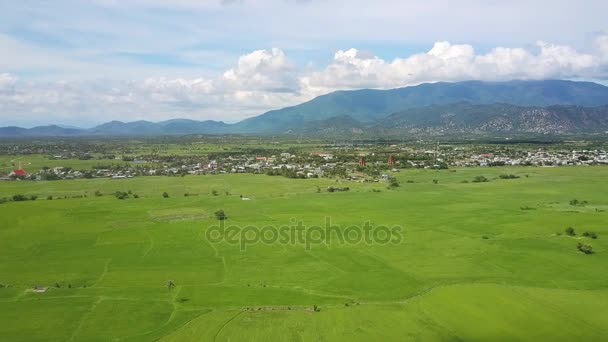 Atemberaubendes Panorama Weites Grünes Tal Und Dorf Gegen Berge Und — Stockvideo