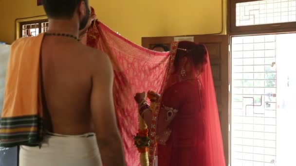 2012年12月 特写年轻新郎和新娘按传统的薄红色披肩分开 根据古老的印度婚礼仪式 — 图库视频影像