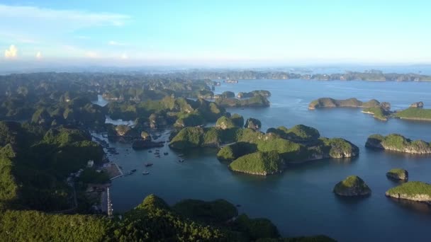 Picturale Drone Weergave Asfaltweg Rond Eiland Een Rustige Baai Met — Stockvideo