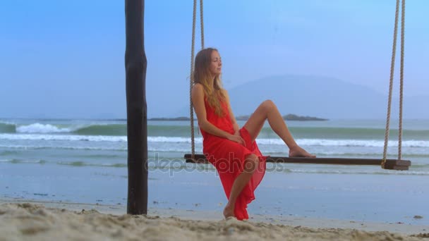 Tatlı Güzel Kırmızı Elbiseli Sarışın Kız Resimsel Deniz Manzarası Karşı — Stok video
