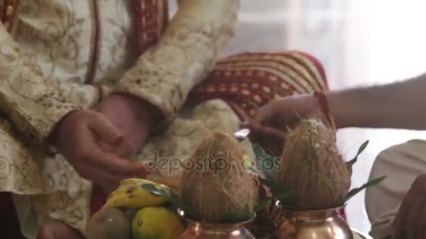 小さなテーブル ローカル人間は儀式行動に位置する伝統的な装飾が施されたインドの結婚式衣装の新郎をクローズ アップ — ストック動画