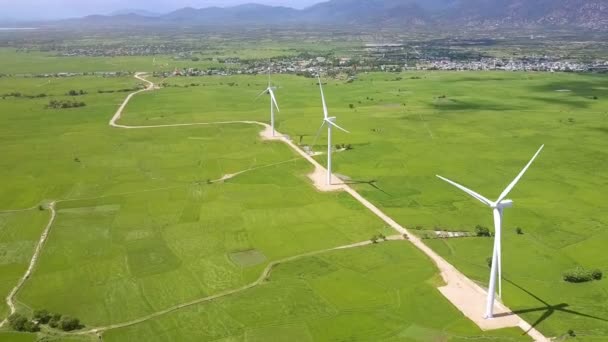 Hava Panorama Rüzgar Türbini Kuleleri Uzak Köy Highland Tepelerde Karşı — Stok video