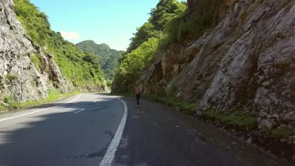 Drohne Zeigt Hinten Junges Schlankes Mädchen Mit Pferdeschwanz Läuft Auf — Stockvideo