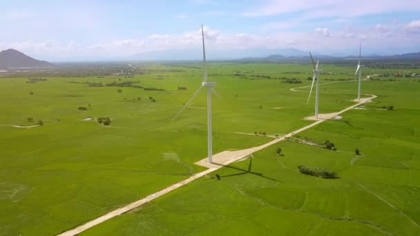 Mehrere Windkraftanlagen Stehen Inmitten Grüner Wiesen Vor Grenzenlos Blauem Himmel — Stockvideo