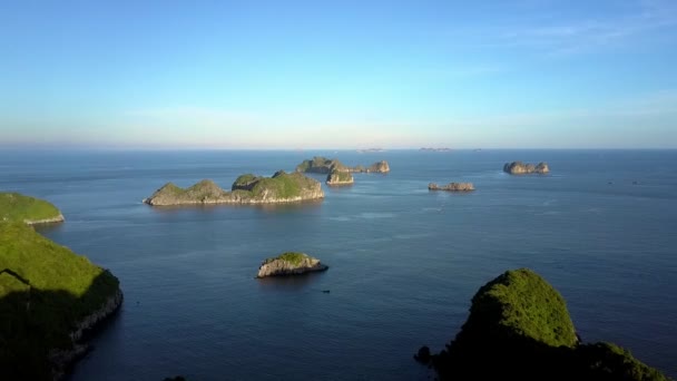 ドローンの美しい空を背景の小さな岩の島の素晴らしい静かな紺碧湾上にゆっくり移動します — ストック動画